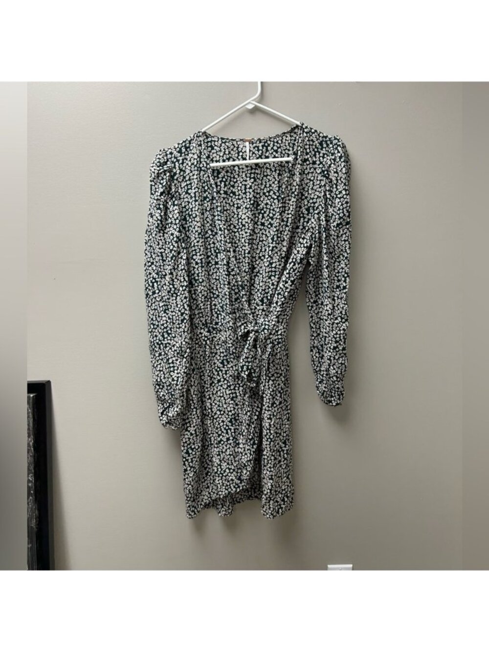 Freeβ People Womenβs Kinsley Wrap Dress in Pine Needle Green Floral